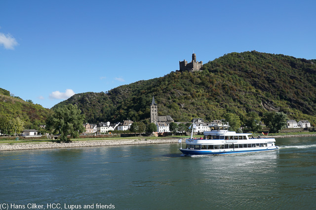 Mit dem Schiff geht es von Boppard über den Rhein nach Rüdesheim, einfach herrlich wenn aus etwas kalt.